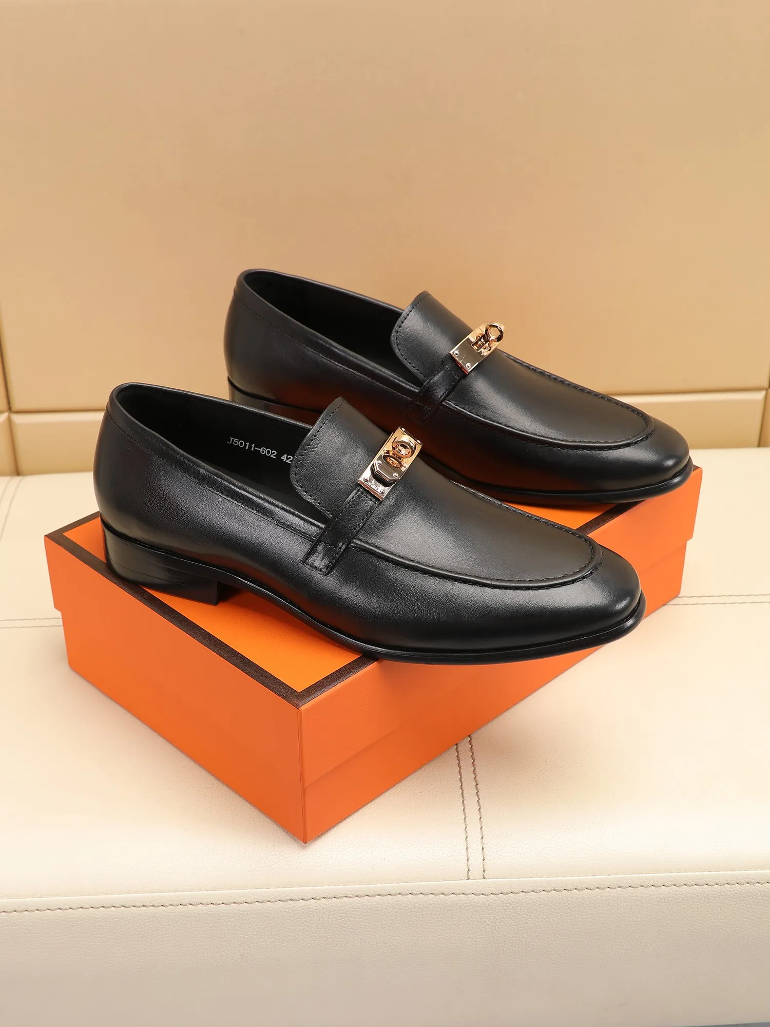 Factory price 440💶[HERMES] (cowhide lining)🍀Italian top luxury🍀He does not pursue novel styles and gorgeous colors, but attracts the favor of successful men with his flawless, elegant and classic style! This very, very comfortable, simple and stable style makes it easy to match any style! The pattern is absolutely 1:1 refined from the original case, and we strive for excellence in materials, imported cowhide + cowhide lining💪💪💪extraordinary texture👍! .Code number: 39 to 44 (38.4546 customized)